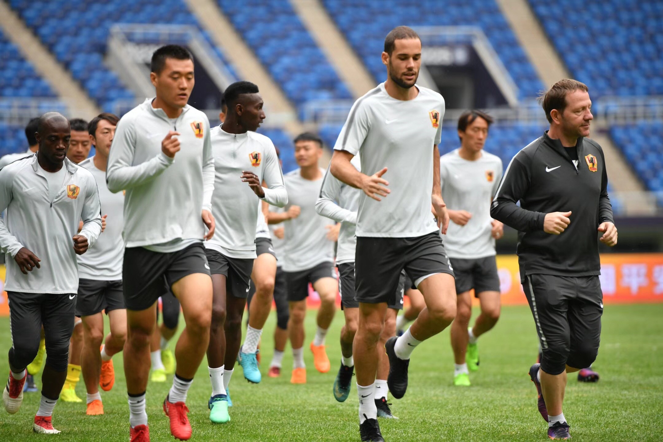 杏彩体育官网-欧联赛程吃紧，犹他爵士冲刺阶段扳平良机，压力陡增，纪律约束更严格(欧洲五大联赛的休赛期)